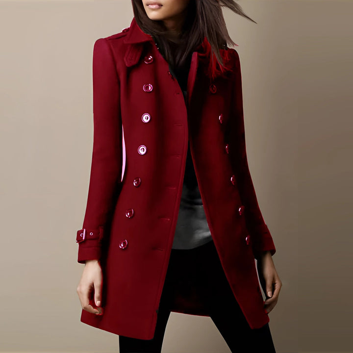 Elegante dames trenchcoat als onderdeel van een zakelijke outfit. Getailleerde jas met modieuze flair.
