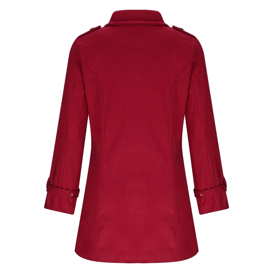 Close-up van de dubbele knoopsluiting op een elegante dames trenchcoat. Hoogwaardige afwerking.