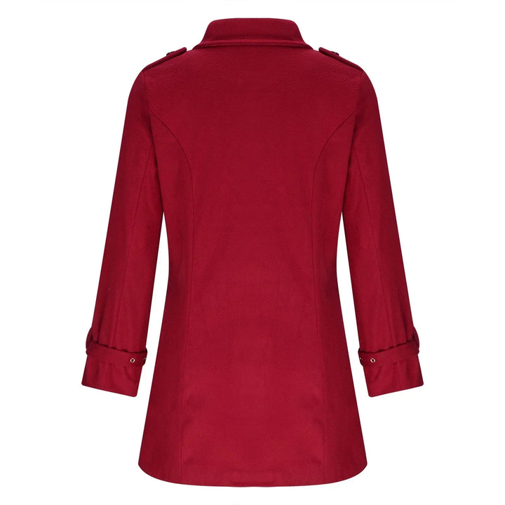 Close-up van de dubbele knoopsluiting op een elegante dames trenchcoat. Hoogwaardige afwerking.