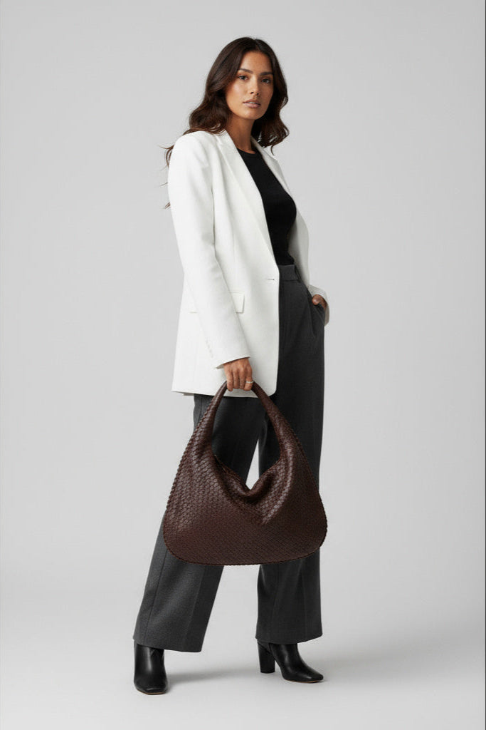 Elegante meerkleurige gevlochten schoudertas, ruim hobo model voor dames.