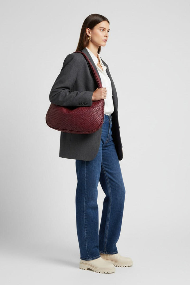 Ruime gevlochten dames hobo tas, perfect als stijlvolle schoudertas.