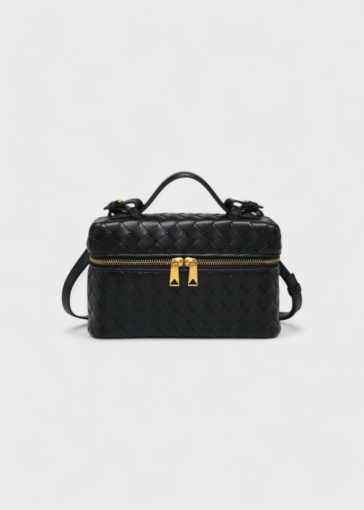 Dames gevlochten schoudertas met luxe gouden details, perfect voor een elegante look.