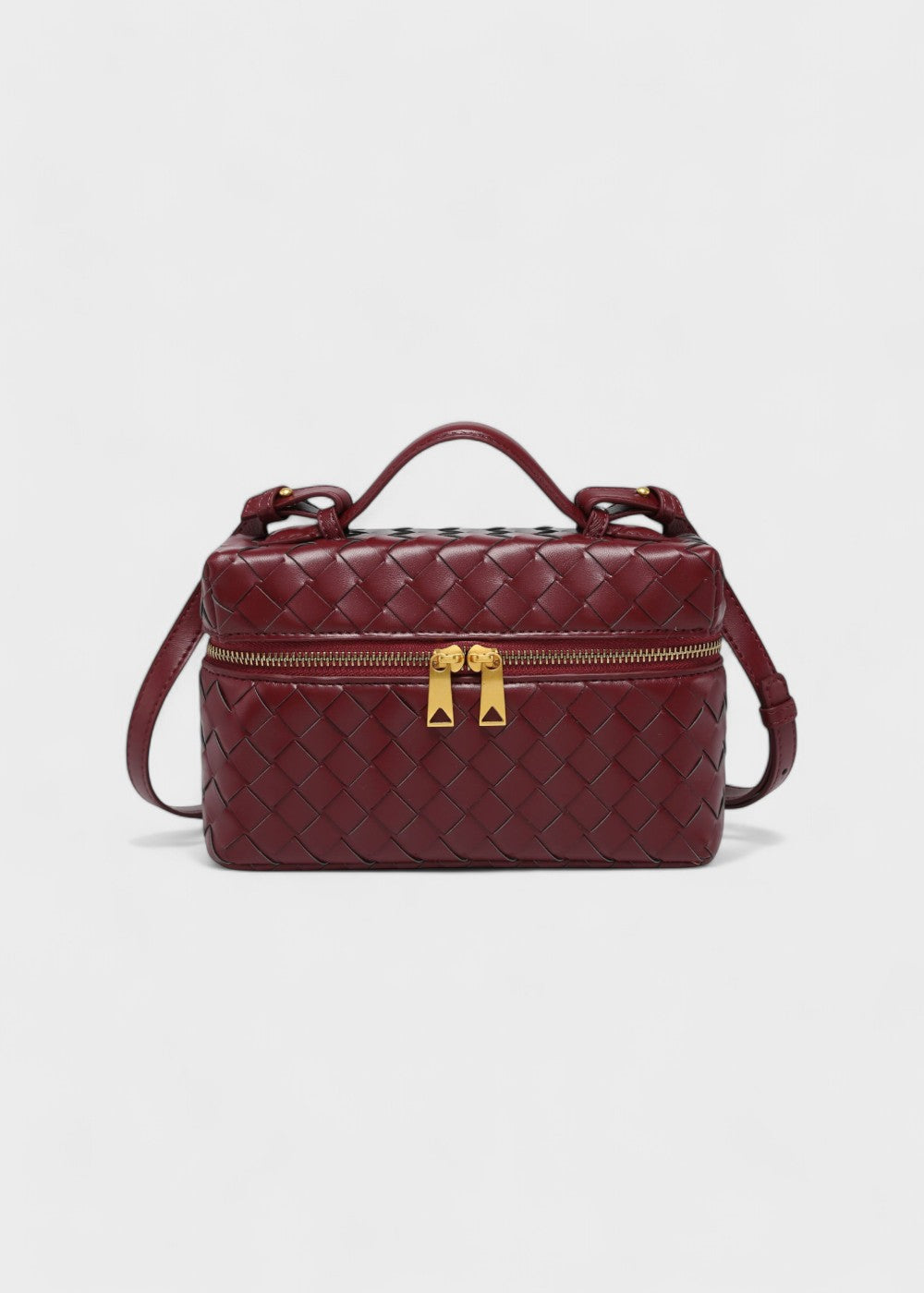 Chique gevlochten damestas met gouden sluiting en verstelbare schouderband; een mode must-have.
