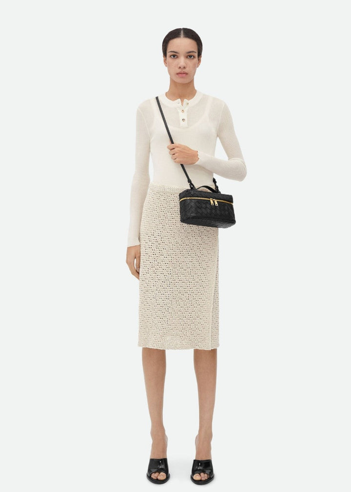 Luxe gevlochten damestas, draagbaar als schoudertas of crossbody, met chique gouden accenten.