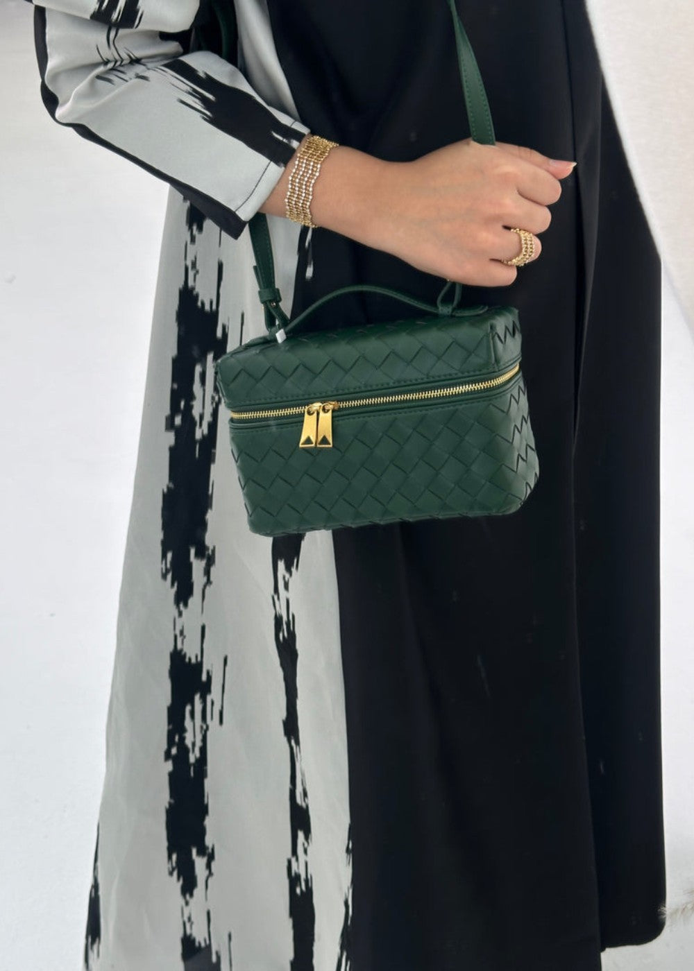 Stijlvolle dames handtas: gevlochten design, gouden hardware, ideaal als dagelijkse accessoire.