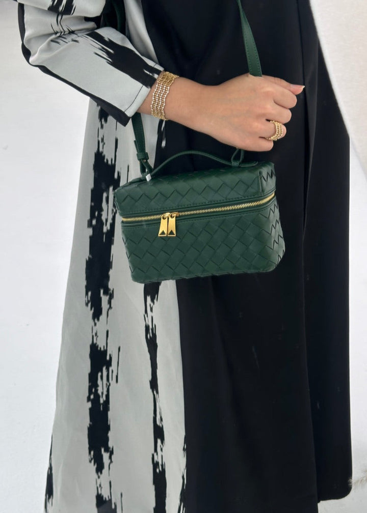Stijlvolle dames handtas: gevlochten design, gouden hardware, ideaal als dagelijkse accessoire.