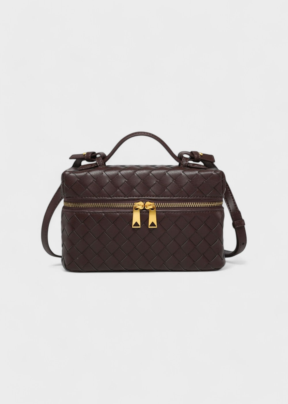 Luxe accessoire: gevlochten crossbody tas met opvallende gouden details en comfortabele band.