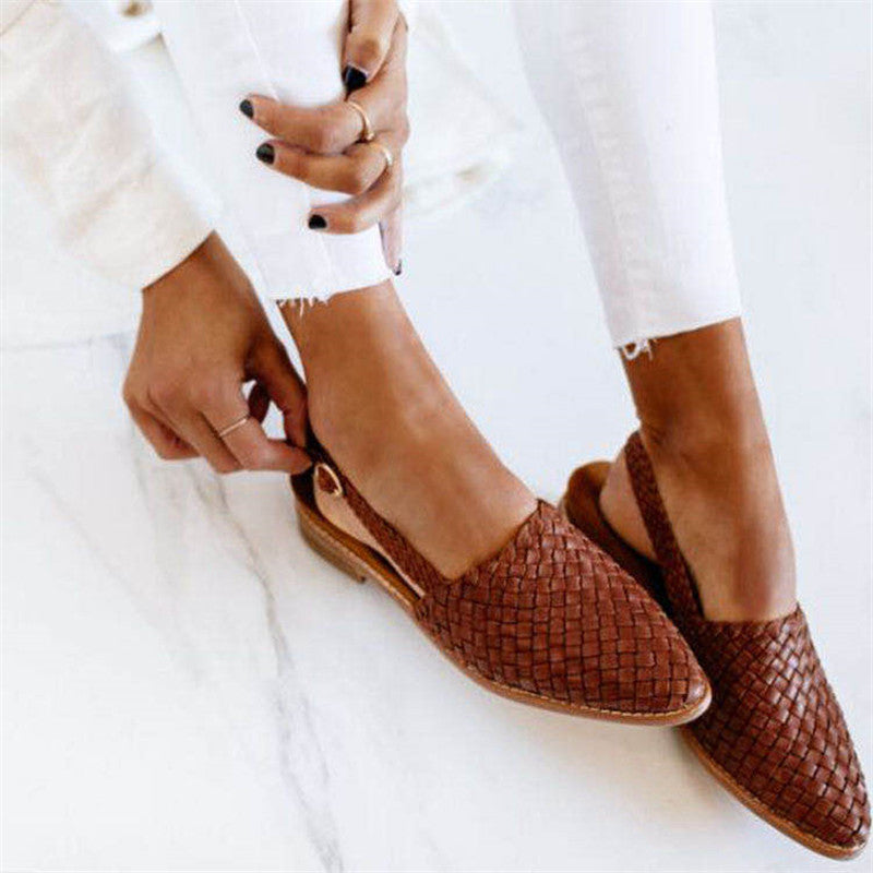 Elegante dames platte schoenen: gevlochten design, spitse neus en comfortabele slingback hiel.