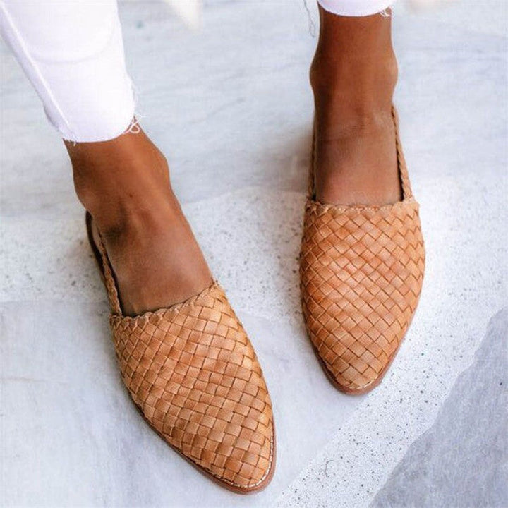 Trendy zomerschoenen: gevlochten flats met spitse neus en gespsluiting, perfect voor dames.