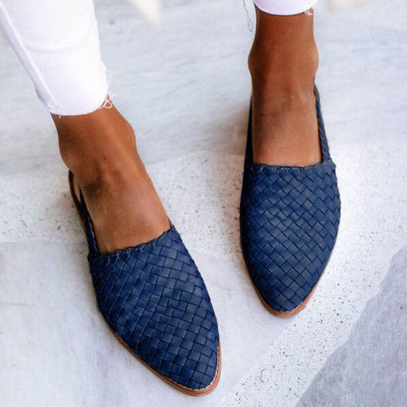 Detail van de gevlochten textuur op deze stijlvolle dames slingback flats met puntneus.
