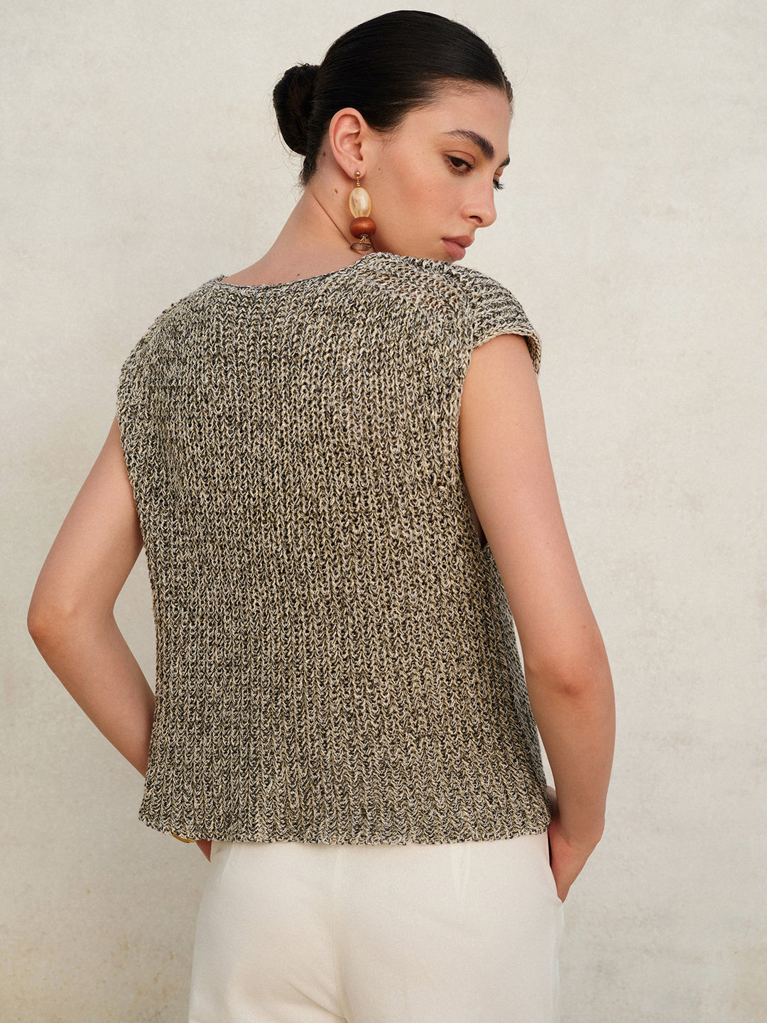 Grijs mouwloos gebreid damesvest met elegante knoopsluiting, regular fit voor veelzijdige lente outfits.