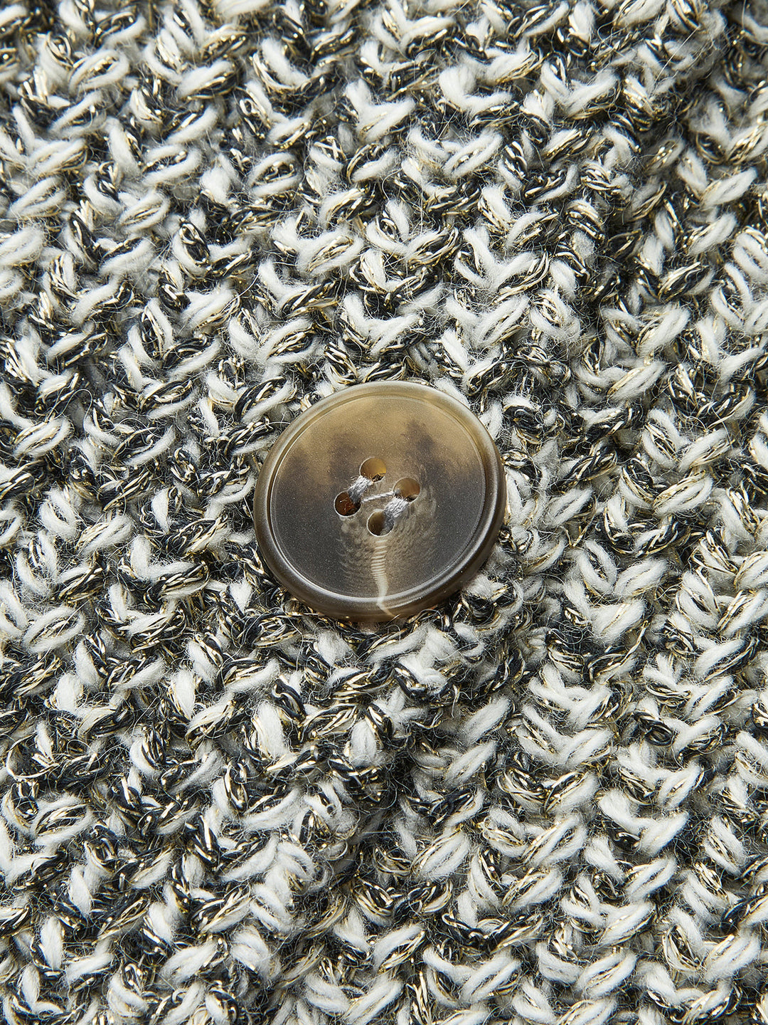 Fijngebreid grijs damesvest, mouwloos met knoopsluiting en regular fit. Comfortabele, zachte stof voor laagjes.