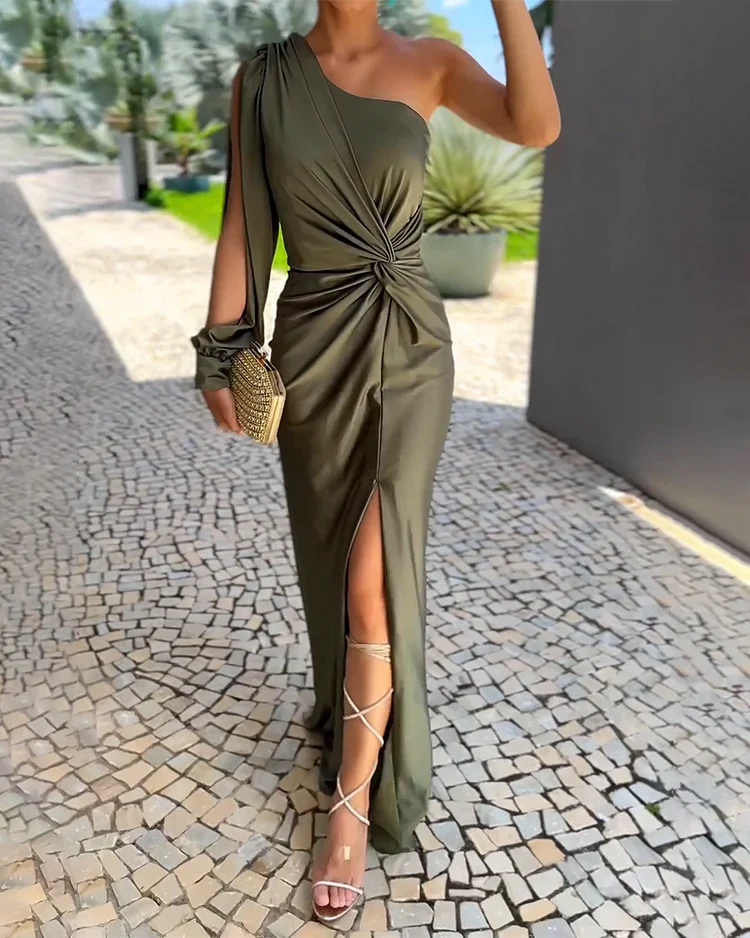 Dames groene one-shoulder jurk met elegante zijsplit voor avondjes uit en speciale gelegenheden.