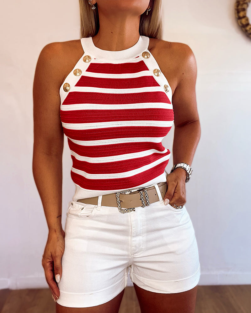 Zomerse dames haltertanktop, met klassieke strepen en opvallende gouden knopen, zeer stijlvol.