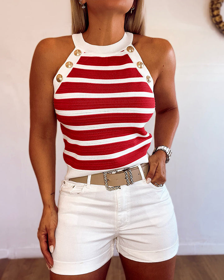 Zomerse dames haltertanktop, met klassieke strepen en opvallende gouden knopen, zeer stijlvol.