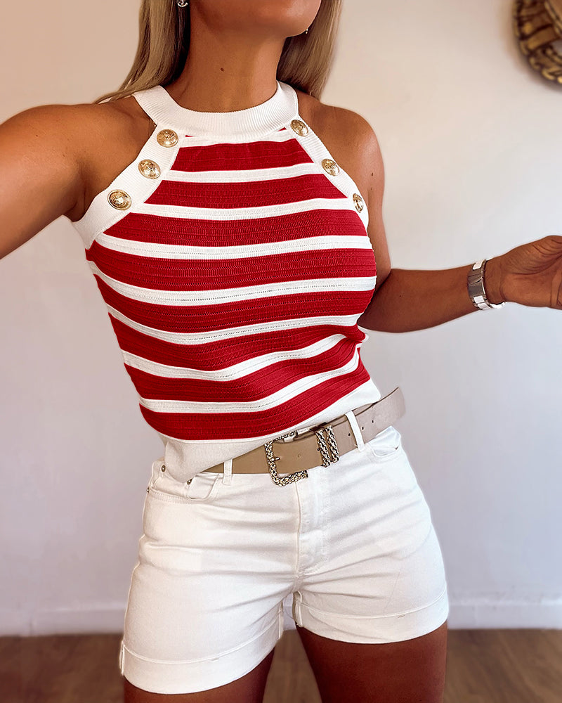 Modieuze dames haltertop met streepdesign en gouden knoopjes, ideaal voor een trendy zomerlook.