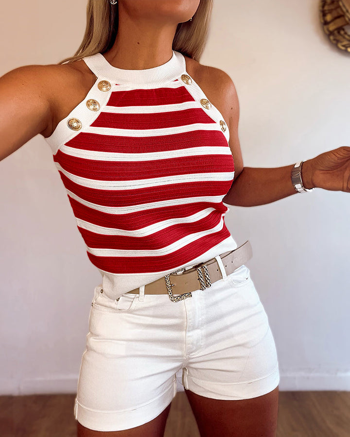 Modieuze dames haltertop met streepdesign en gouden knoopjes, ideaal voor een trendy zomerlook.
