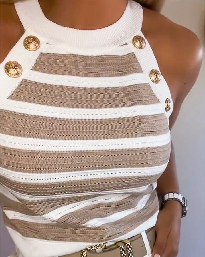 Gestreepte haltertop voor dames met gouden knopen, een slim fit ontwerp voor modieuze vrouwen.
