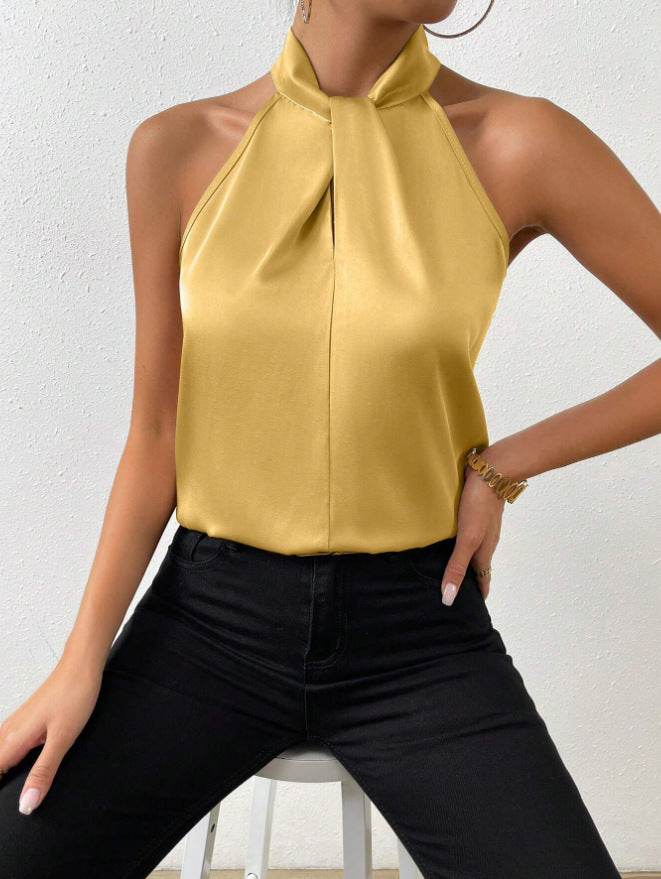 Smal gesneden dames haltertop, mouwloos met gedraaide hals, voor een stijlvol silhouet. Zomerse mode.