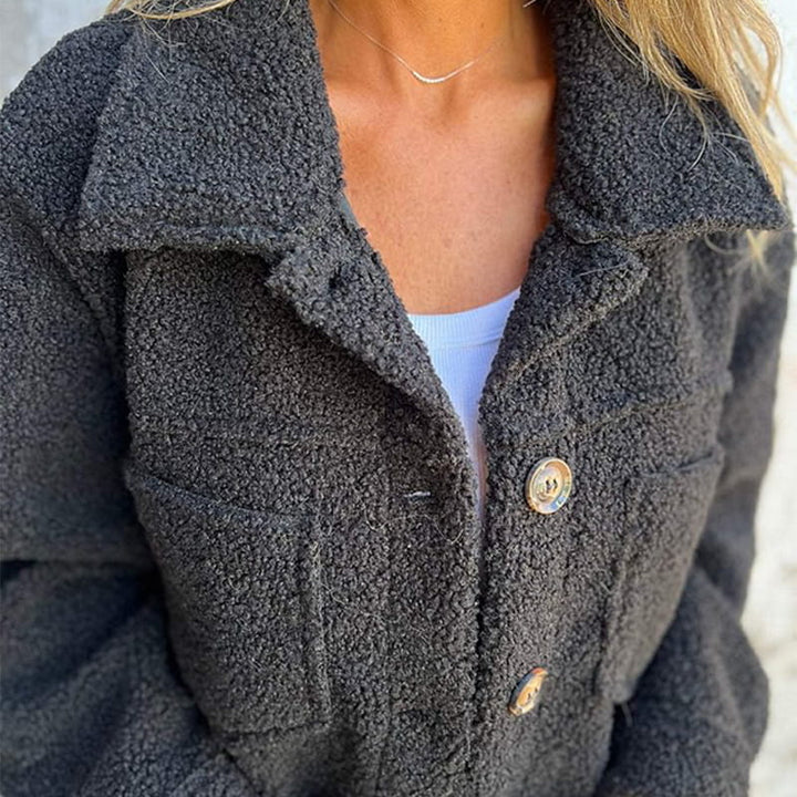 Modieuze dames herfstjas met klassieke elegantie. Deze trendy jas is perfecte bovenkleding voor een stijlvolle look.