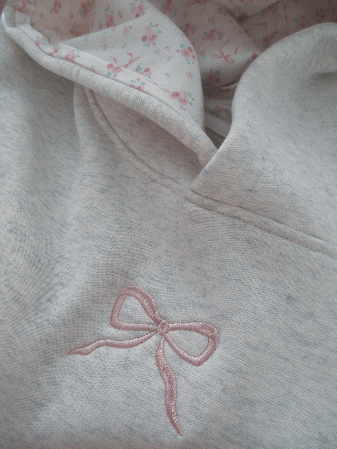 Dames hoodie met schattige roze strik, comfortabele regular fit, perfect voor een casual, trendy look.