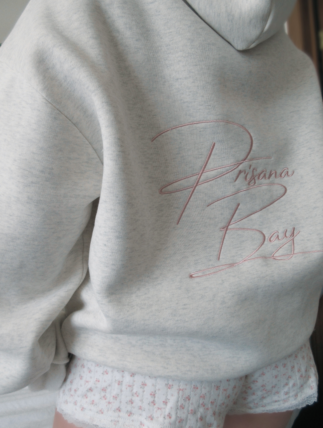 Zachte dames hoodie, regular fit, met schattige roze strik en lange mouwen, perfect voor comfortabele dagen.
