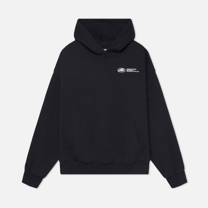 Vooraanzicht van een casual dames hoodie met comfortabele capuchon. Perfecte losvallende trui voor modebewuste vrouwen.