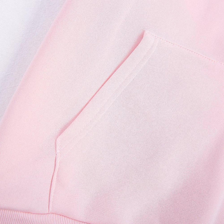 Roze dames hoodie met unieke knoopsluiting en ruime voorzak. Ideaal voor trendy en casual lentemode.