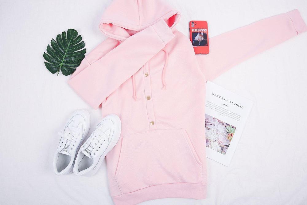 Veelzijdige roze dames hoodie met knoopsluiting en voorzak, comfortabel en trendy voor elke casual gelegenheid.
