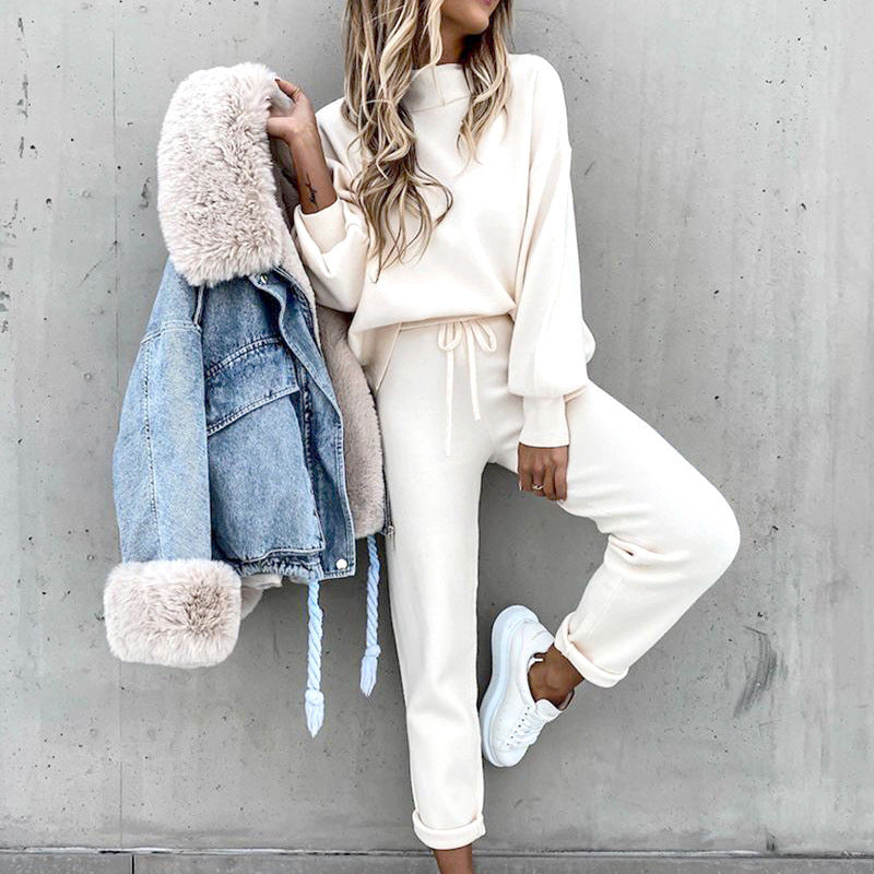 Dames huispak met rollkraag en hoge taille broek, ideaal voor comfortabele herfst- en winterdagen.