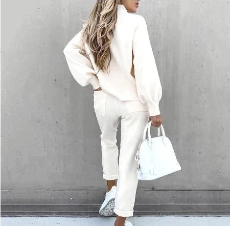Casual dames loungewear set bestaande uit een zachte rollkraag en een hoge taille broek.