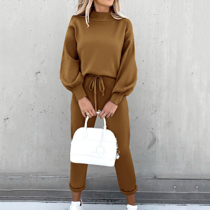Zacht dames loungewear set: rollkraag trui en hoge taille broek, perfect voor comfortabel thuis zijn.