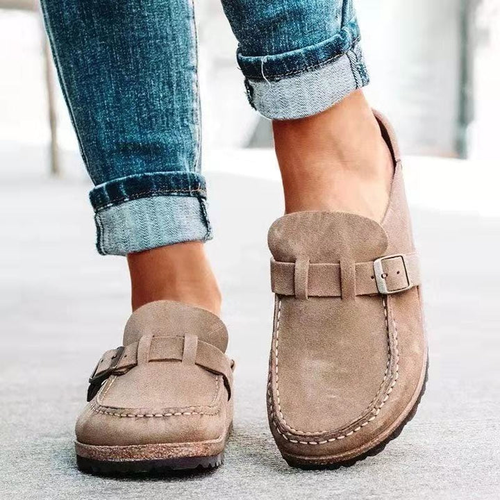 Elegante instapsandalen voor dames met stijlvolle gesp, ideaal voor een casual maar modieuze zomerlook.