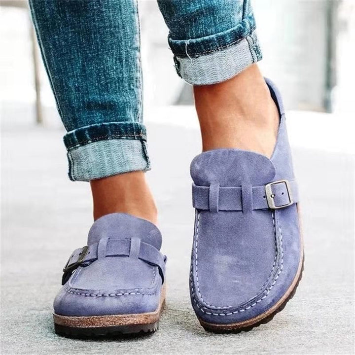 Casual instapsandalen dames met platte zool, comfortabel en elegant. Decoratieve gesp maakt de look compleet.