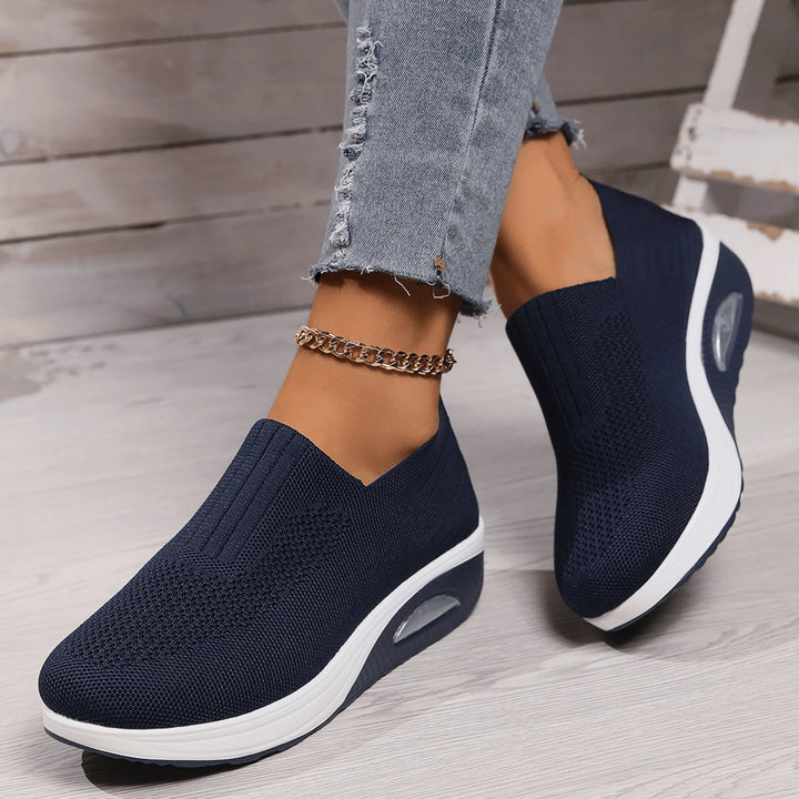 Lichtgewicht dames slip-on schoenen met platte zool, perfect als comfortabele instapsneakers voor casual gebruik.