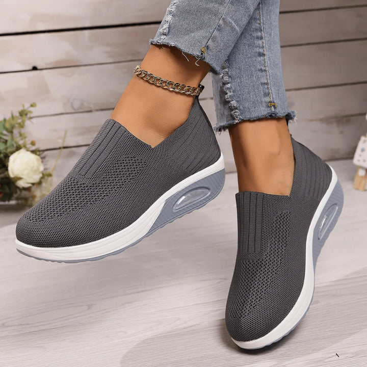 Comfortabele casual dames instapsneakers, ontworpen voor dagelijks gemak met een ademend design.