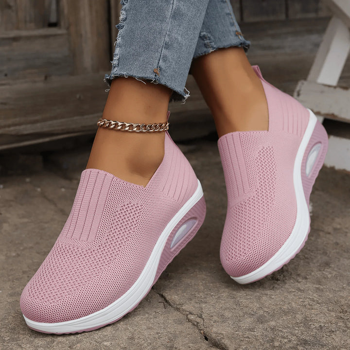 Moderne dames slip-on schoenen met platte zool, bieden vetersloos gemak en ademend comfort voor elke dag.
