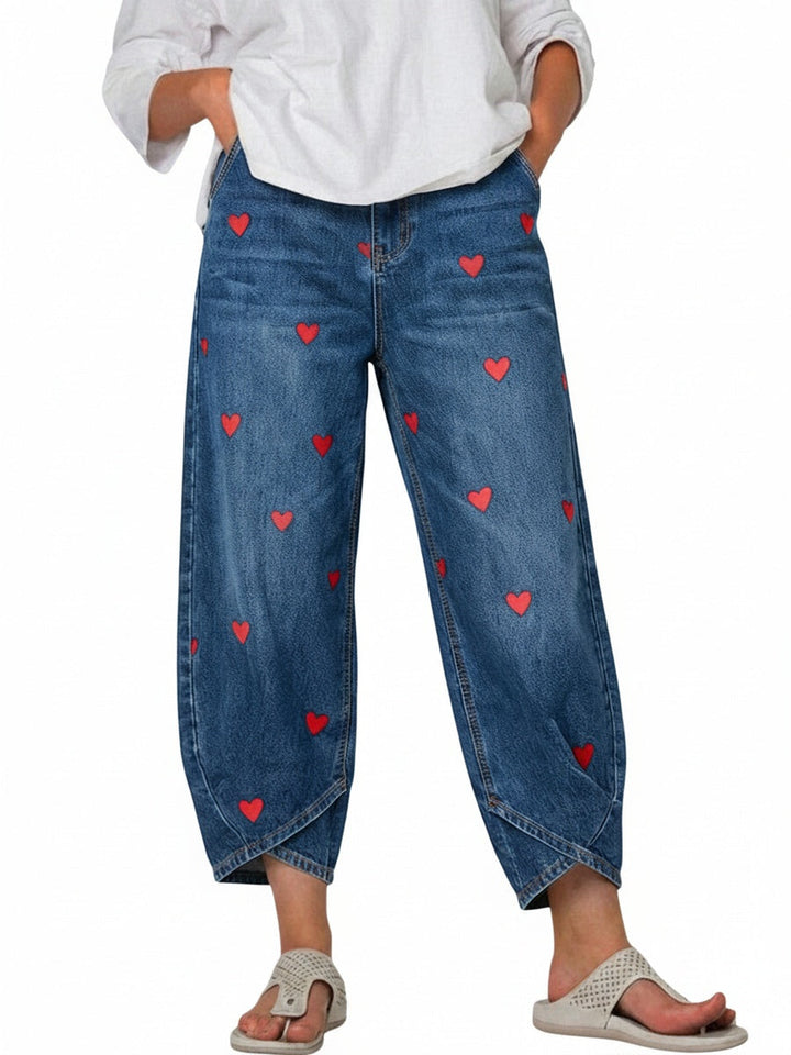Dames jeans met speelse hartenprint en comfortabele wijde pijpen, ideaal voor een modieuze casual look.