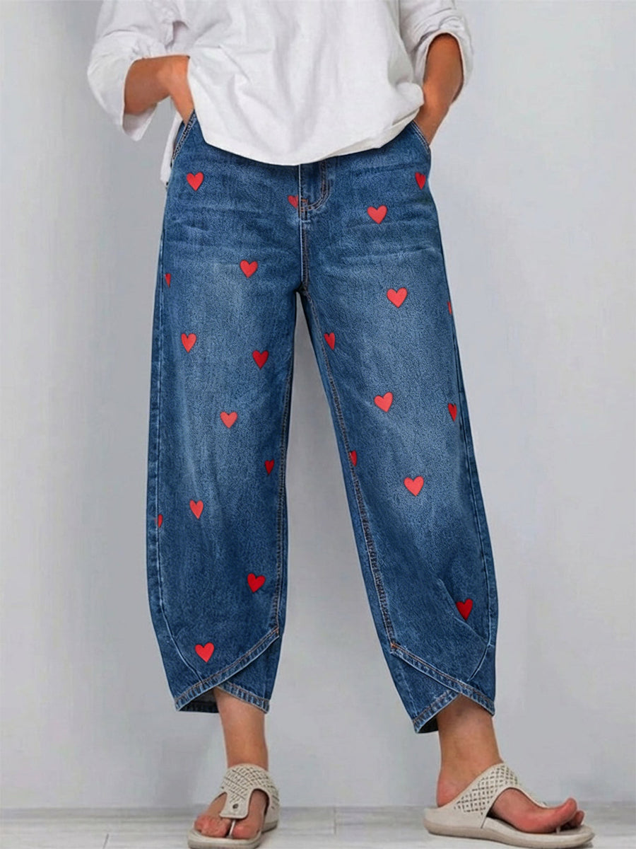 Unieke dames zomer jeans met vrolijke hartenprint, wijde pijpen en een trendy asymmetrische zoom.