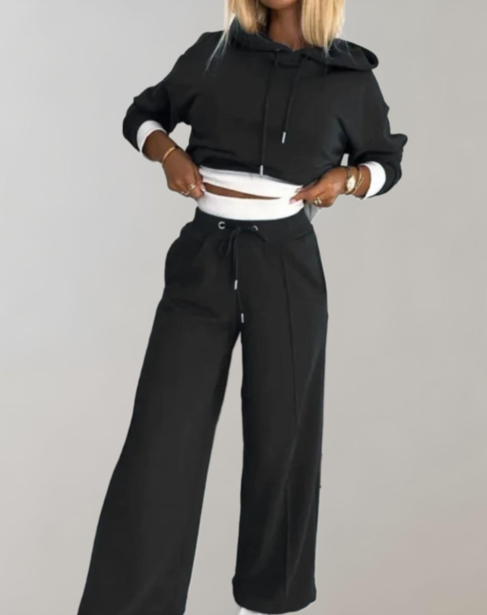 Stijlvolle dames crop hoodie, onderdeel van een sportief joggingpak. Perfect voor een moderne casual of relaxte look.