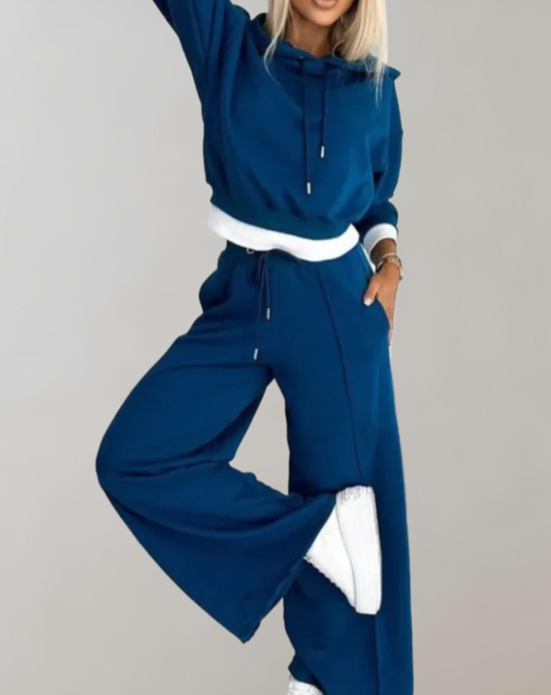 Zacht dames joggingpak in lichte stof met crop hoodie en wide-leg broek. Ultiem comfort voor homewear en vrije tijd.