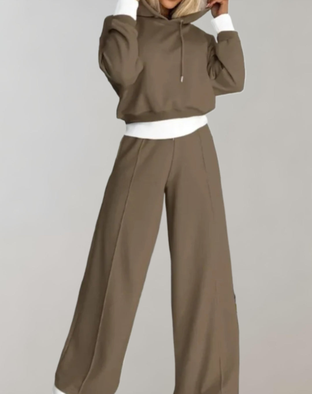 Trendy dames casual pak met crop hoodie & wide-leg broek. Ideaal als comfortabele homewear of fashionable streetwear.