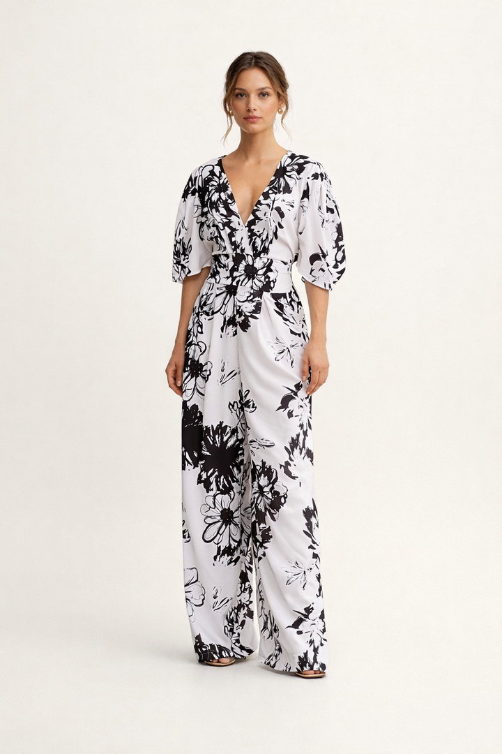 Dames jumpsuit met elegante bloemenprint, hoge taille en wijde pijpen, perfect voor zomerse dagen of feesten.