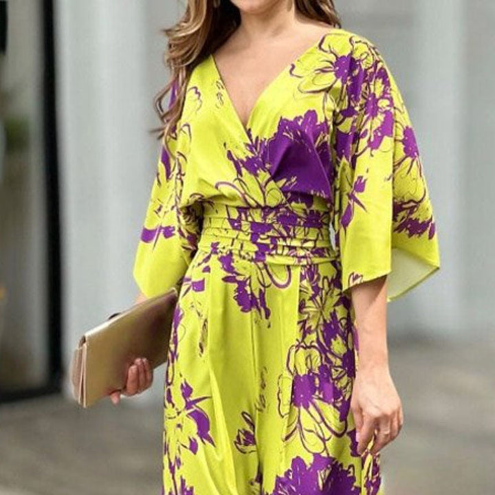 Luchtige zomerkleding: dames jumpsuit met bloemenprint en flatterende hoge taille, voor een modieuze en comfortabele dag.