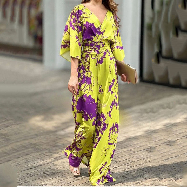 Volledig zicht op de dames jumpsuit met bloemenprint, hoge taille en wijdvallende pijpen voor een elegante, vloeiende look.