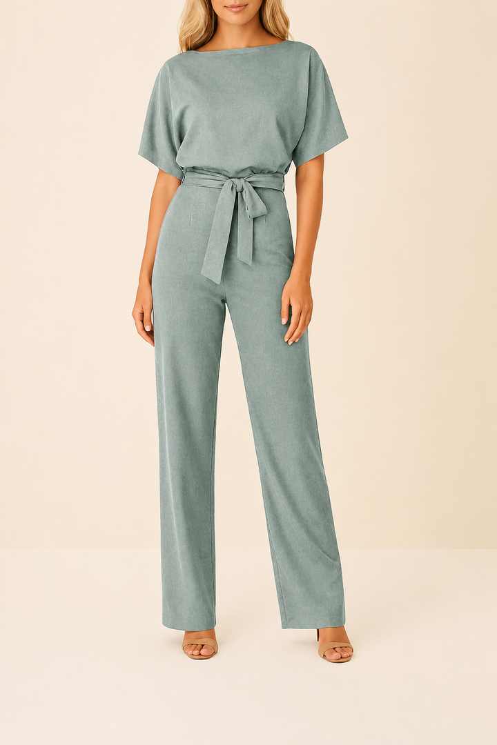 Elegante en comfortabele dames jumpsuit, korte mouwen, ronde hals en chique strikceintuur. Trendy en veelzijdig.