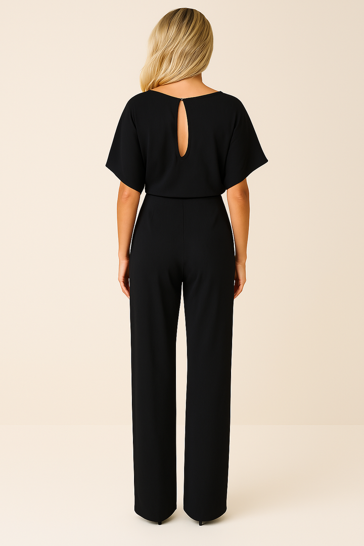 Modieuze dames jumpsuit met vrouwelijke pasvorm, korte mouwen en strikceintuur. Voor een trendy uitstraling.