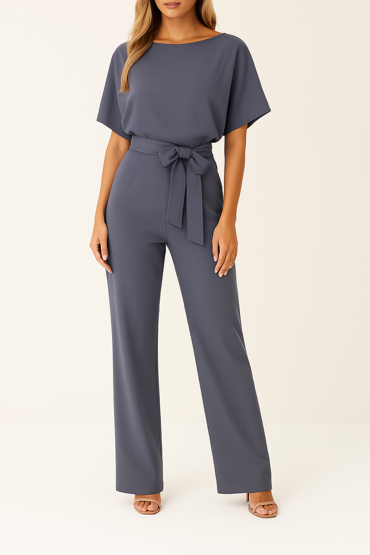 Feest jumpsuit voor dames met chique strikceintuur en korte mouwen. Elegant en klaar voor elke gelegenheid.