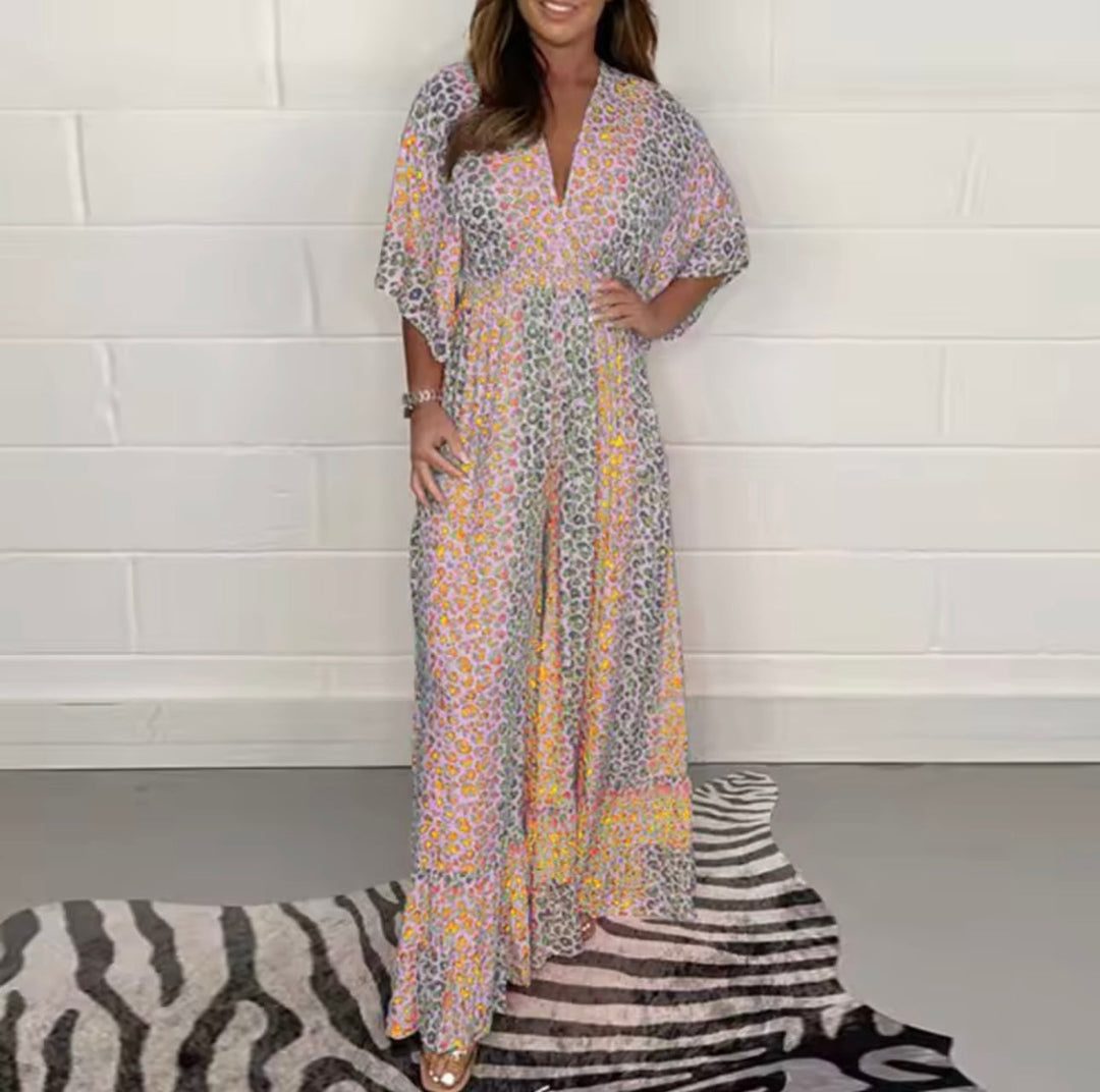 Veelzijdige dames jumpsuit met V-hals en dynamische luipaardprint. Een comfortabele en stijlvolle keuze.