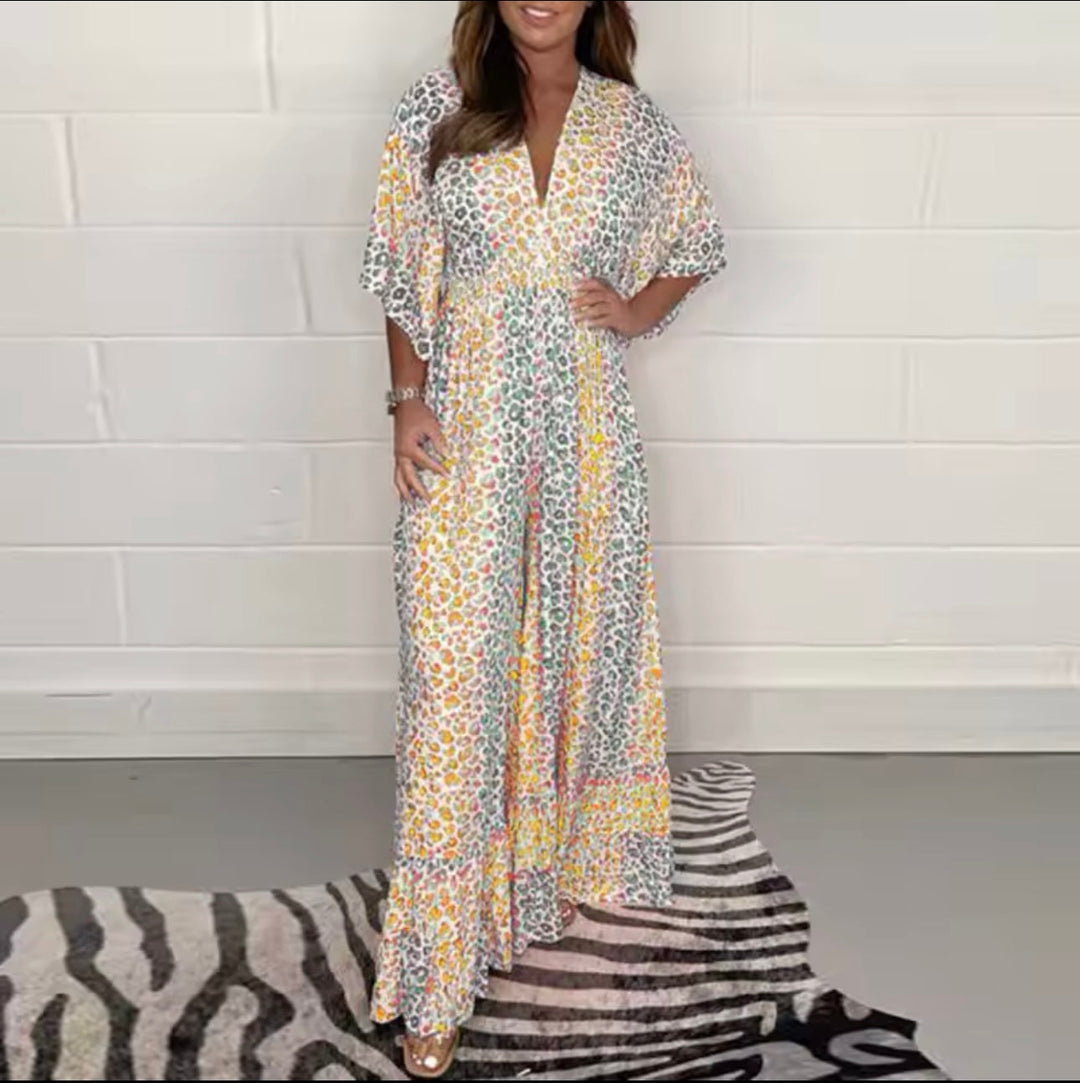 Zomerse dames jumpsuit met luipaardprint en elegante V-hals. Perfect voor een trendy en comfortabele look.